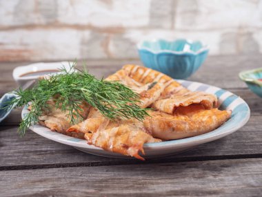 Izgara kalamar, soya sosu ve dereotu bir delikanlı. Tarafı yukarı, yakın çekim.