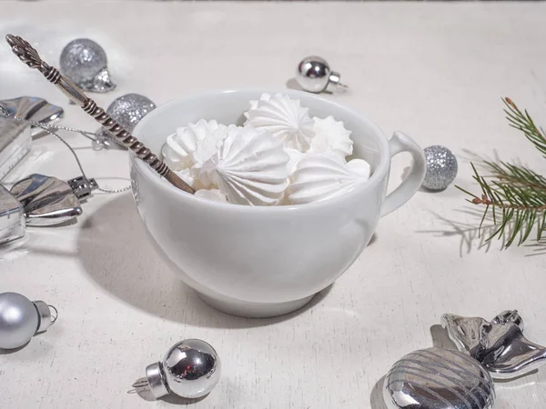 Tasse blanche avec biscuits et cuillère à café en argent dans des couleurs claires — Photo