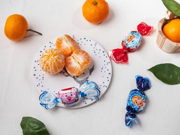 Set van Mandarijn en snoepjes in Nieuwjaar wrappers — Stockfoto