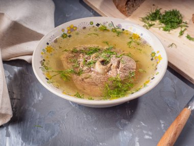 Türkiye'de suyu büyük bir parça et derin bir plaka, ince kıyılmış dereotu ile