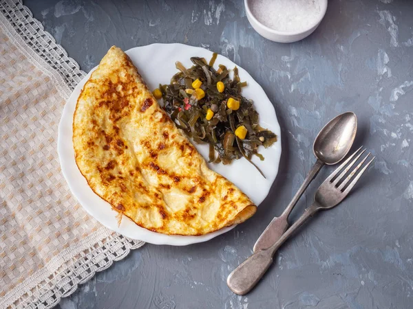 Frühstück Aus Omelett Und Meerkatusta Auf Dekorativer Serviette Besteck Salz — Stockfoto