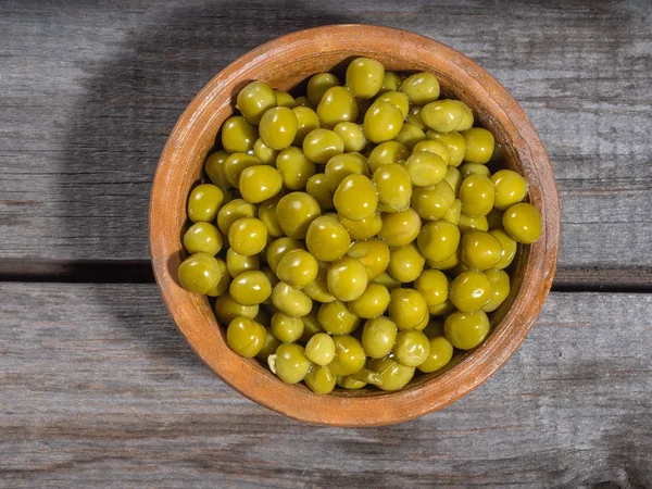 Una Taza Con Guisantes Verdes Enlatados Una Mesa Rústica Disparo — Foto de Stock