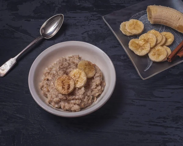 Haferflocken Zum Frühstück Mit Zimt Und Banane Arrangement Auf Einem — Stockfoto