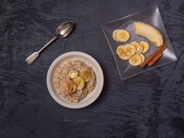 Gesundes Frühstück Mit Haferflocken Bestreut Mit Zimt Und Bananenscheiben Silberlöffel — Stockfoto