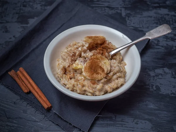 Einen Teller Brei Mit Einer Prise Zimt Und Bananenkreise Einen — Stockfoto