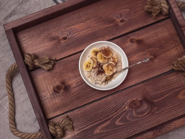 Haferflocken Zum Frühstück Mit Banane Und Schokoladenchips Auf Einem Nativen — Stockfoto