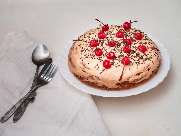Hausgemachter Kuchen Mit Schokocreme Und Schokoladenstreusel Und Roten Cocktailkirschen Weiße — Stockfoto