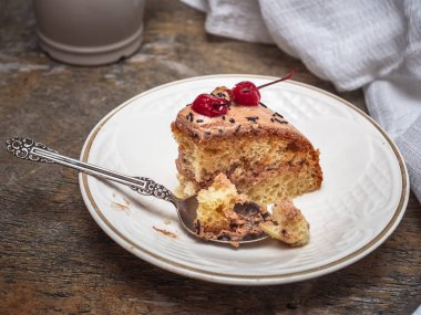 Yemeye başladı ev yapımı kek parçası. Beyaz daire ve vintage çay kaşığı kek. Köy tablo kompozisyonu.