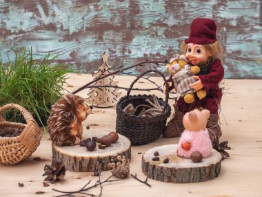 Küçük oyuncaklarla kartpostal. Bir korucu onun kollarında bir oyuncak ayı ile bir araya geldi bir kirpi ve hasat fındık ormandaki küçük bir pembe piglet