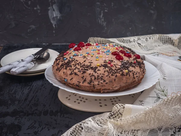 Hausgemachter Kuchen Mit Karamelldressing Auf Einem Weißen Teller Hintergrund Untertasse — Stockfoto