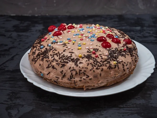 Hausgemachte Torte Mit Mehrfarbigem Karamell Dressing Auf Weißem Teller Nahaufnahme — Stockfoto