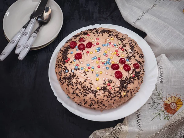 Hausgemachter Kuchen Mit Karamelldressing Auf Einem Weißen Teller Hintergrund Untertasse — Stockfoto