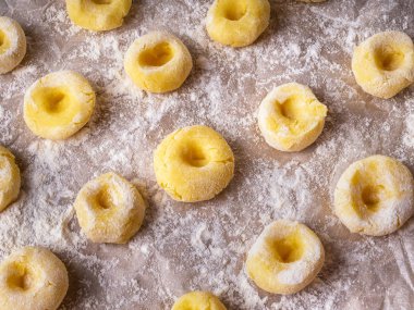 Patates gnocchi yakın mesafeden kaldırıldı parşömen üzerine