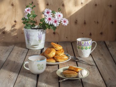 Tabak üzerinde taze pişmiş krep, dekoratif çiçek çiçeklenme pembe krizantem .