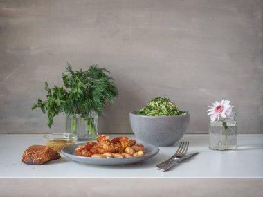 Beyaz bir masada kızarmış tavuk göğsü ve lahana salatası kahvaltı