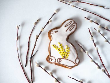 Söğüt sprigs ile bir tavşan şeklinde ev yapımı zencefilli Paskalya tebrik kartı