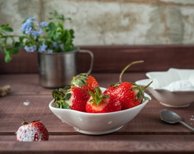 Ahşap bir tepsi üzerinde beyaz talekka pudra şekeri ile Olgun karbnik