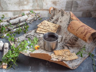 Tahıl bisküvi ile Kahve, kır çiçekleri ile küçük bir huş kabuğu piknik