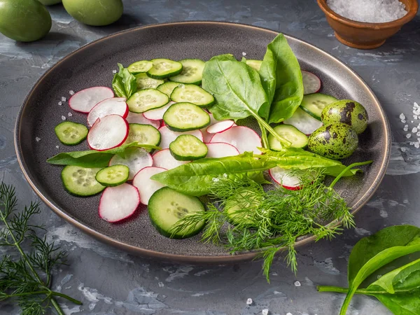 Dilimlenmiş turp ve salatalık büyük bir plaka, baharat ile taze ıspanak, soyulmuş haşlanmış tavuk ve bıldırcın. Yeni dereotu.