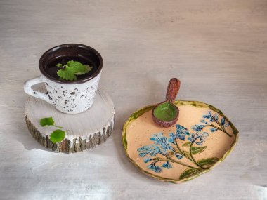 Beyaz arka planda kahve fincanı