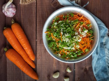 Ahşap tepside sarımsak ve maydanoz ile havuç hazırlanması için hazırlık