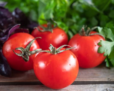 Kırmızı domates ve ahşap bir masa üzerinde yaprak marul Sebze seti