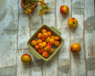 Meyve nektarin ve kayısı seti hafif bir masada, üst açıdan vuruldu