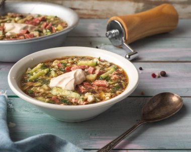 Ahşap bir masa üzerinde iki tabak ile sıcak bir yaz günü için Cool okroshka