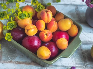 Taze meyve, kırmızı erik ve nektarin ile kare seramik plaka