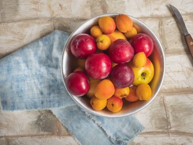 Yuvarlak bir tabakta taze meyve nektarin, krema ve kayısı