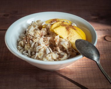 Bir tabakta nektarin ve tarçın ile yulaf ezmesi quiche kahvaltı