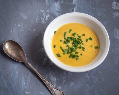 Yeşil soğan ile serpilir sebze ve peynir ile çorba püresi