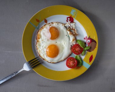 İki yumurta, omlet, domates hızlı bir kahvaltı