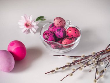 Beyaz bir masada Paskalya için bir cam plaka boyalı Fuşya yumurta, yakın mesafeden alınan