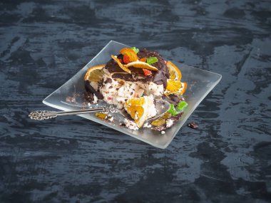 Çikolata ve meyve ile Köy peyniri Paskalya, koyu bir arka plan üzerinde yemeye başladı