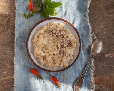 Sütlü yulaf ezmesi hafif bir Kahvaltı, eski bir masada bir denim peçete üzerinde hizmet