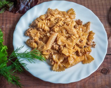 Sıcak besleyici kahvaltı. Beyaz bir tabakta hindi kıyma ile koyu un ezmesi