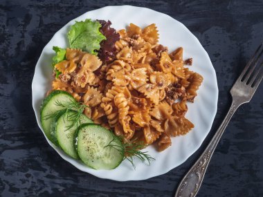 Besleyici kahvaltı. kıyılmış domuz eti ve salatalık dilimleri ile koyu undan yapılan makarna.