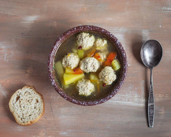 Горячий овощной суп с мясом индейки фрикадельки в глубоком блюде, вид сверху — стоковое фото