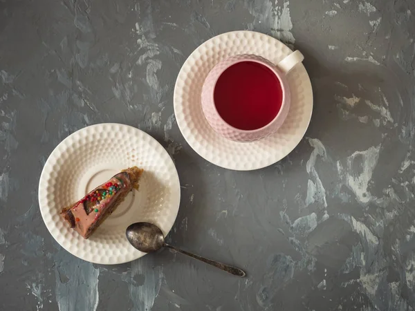 Gri bir arka plan üzerinde ev yapımı kek ve meyve suyu bir parça ile lezzetli öğle yemeği, üst görünümü — Stok fotoğraf