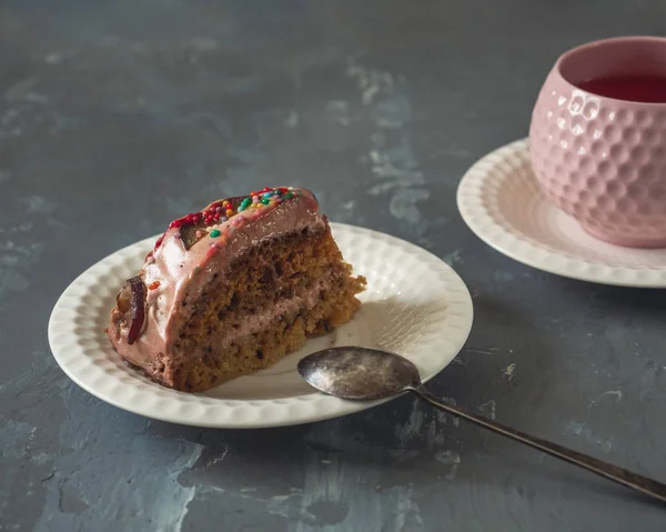 Eine Portion hausgemachten Kuchen mit Obst und saurer Sahne auf einer weißen Untertasse — Stockfoto