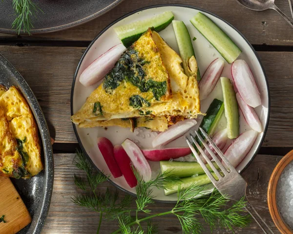 Breakfast of scrambled eggs with vegetables and slices of cucumber — Stock Photo, Image