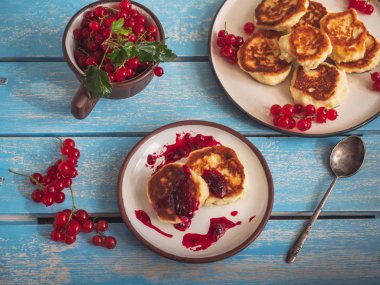 Seramik tabakta kırmızı frenk üzümü meyveleri ile ev yapımı cheesecakes
