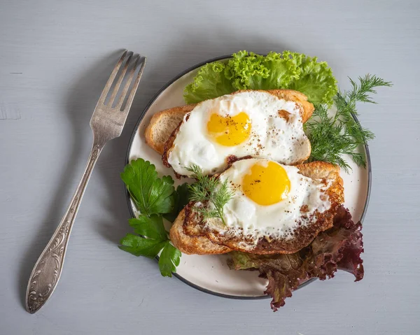 早餐时煎面包三明治，煎鸡蛋和新鲜沙拉叶 — 图库照片