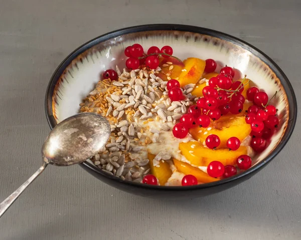 Gesundes Fitness-Frühstück aus Haferflocken und Beeren mit Früchten in einem tiefen Teller — Stockfoto