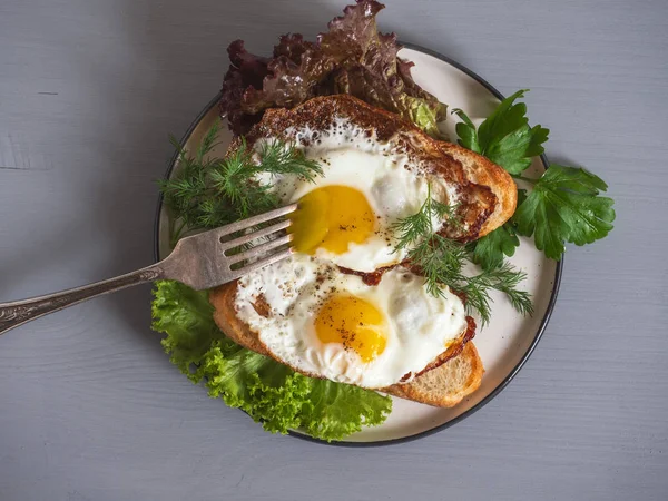 快速营养早餐三明治与炒鸡蛋在新鲜的生菜叶在圆盘, — 图库照片