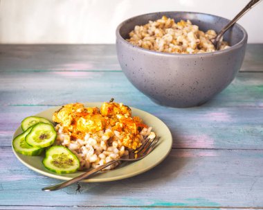 Arpa ve ekşi krema, salatalık dilimleri pişmiş tavuk göğsü ile ev yapımı öğle yemeği