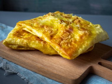 Et ve sebze ile sıcak pişmiş sandviç, ahşap bir sopa üzerinde hizmet