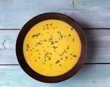 Derin bir tabakta mantar suyu üzerinde sebze ev yapımı çorba püresi