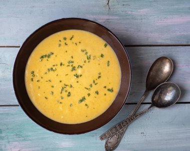 Derin bir tabak ve yemek kaşığı mantar suyu üzerinde ev yapımı çorba püresi sebze
